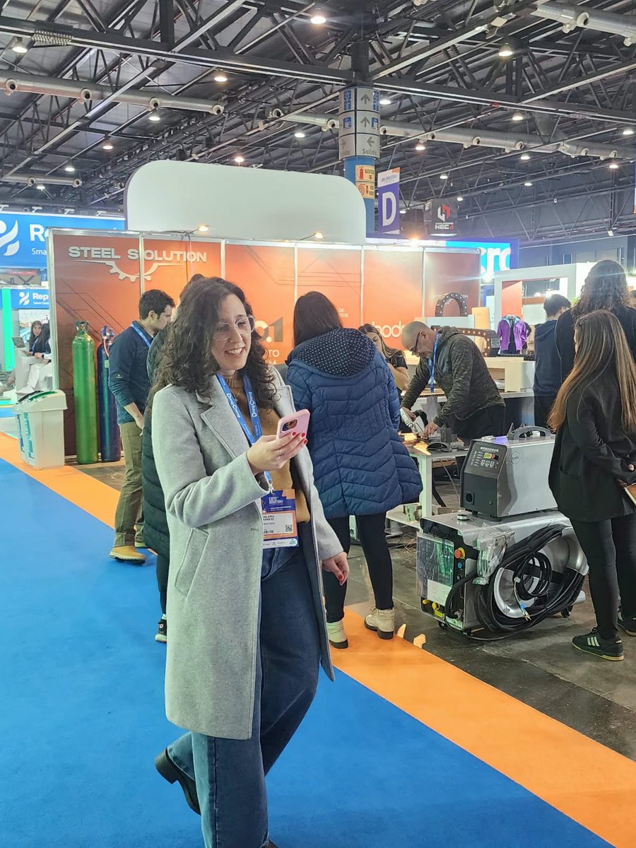 Valeria Annese recorriendo la Expo Industrias y Servicios en Buenos Aires
